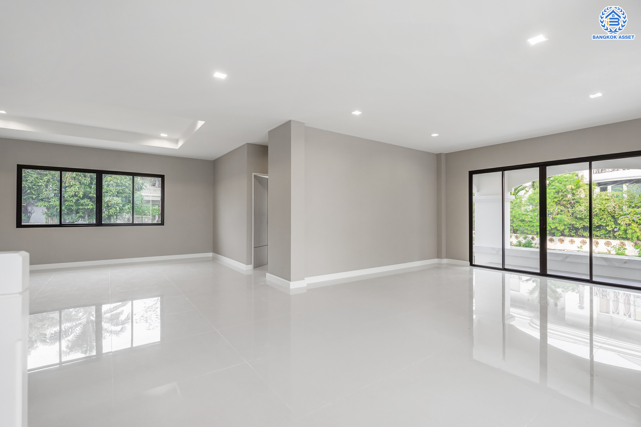 บ้านมือสองตกแต่งใหม่ ม.กฤษดานคร20 ปิ่นเกล้า-ติดถนนบรมราชชนนี เนื้อที่ 198 ตร.ว. บ้านเดี่ยวหลังใหญ่ ตกแต่งสุดหรูดีไซน์ยุโรป พร้อมฟังก์ชัน 4 ห้องนอน 4 ห้องน้ำ 1 ห้องแม่บ้าน จอดรถได้ 5 คัน บนทำเลเชื่อมต่อเมืองอย่างรวดเร็ว ใกล้ทางคู่ขนานลอยฟ้าบรมราชชนนี ทางด่วน "กาญจนาภิเษก" ม.มหิดล และเซ็นทรัลปิ่นเกล้า